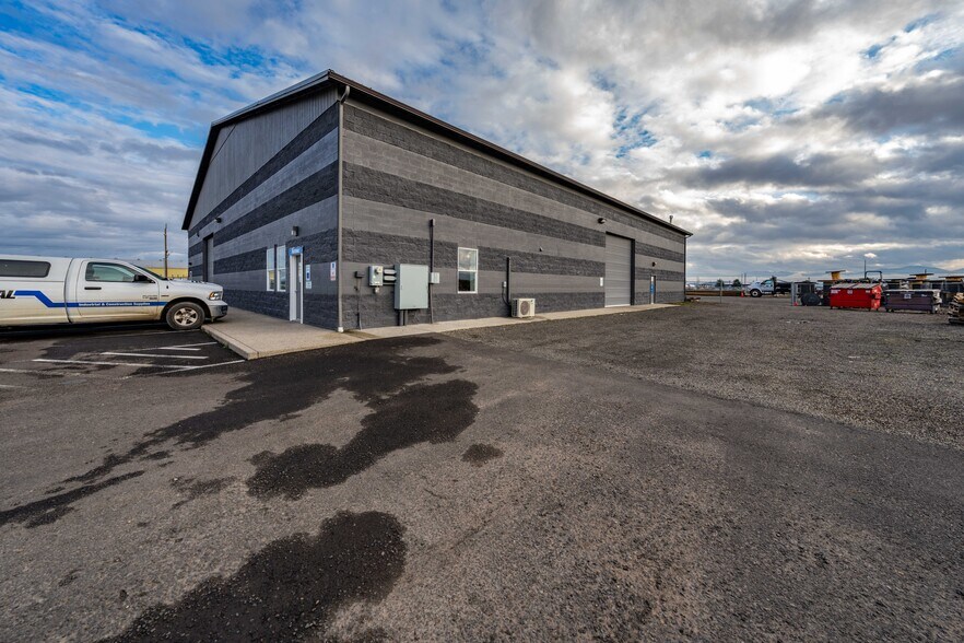 More Photos Of 1918 Bobcat Way, White City Warehouse For Sale