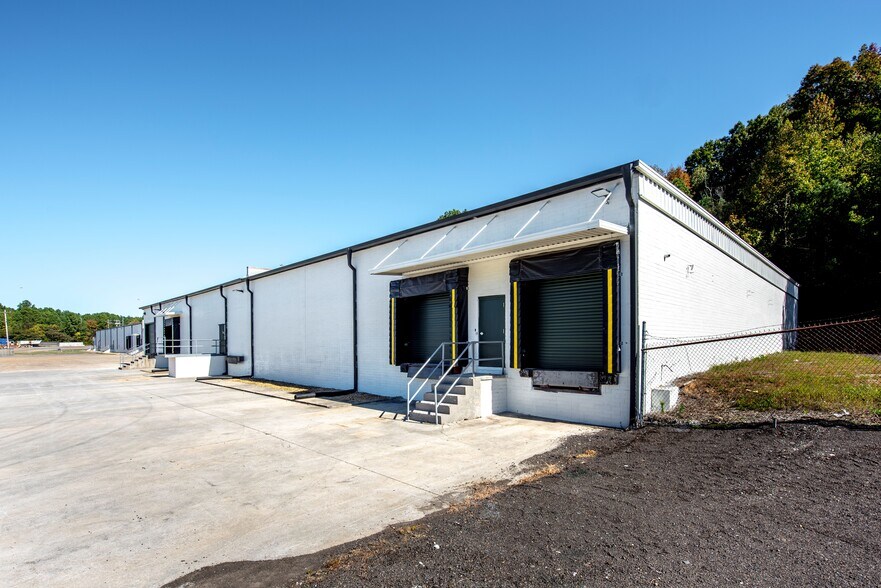 More Photos Of 1700 Overhead Bridge Rd NE, Cleveland Warehouse For Lease