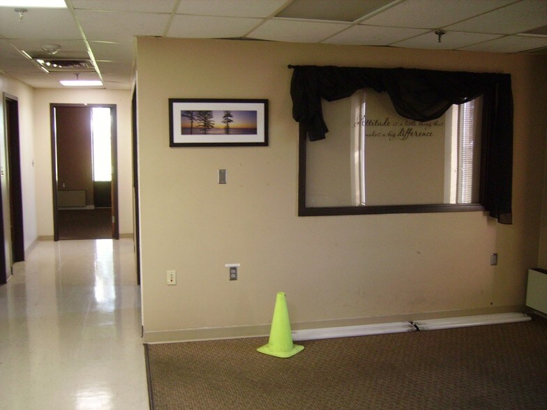 More Photos Of 711 W 9th St, Hobart Manufacturing For Lease