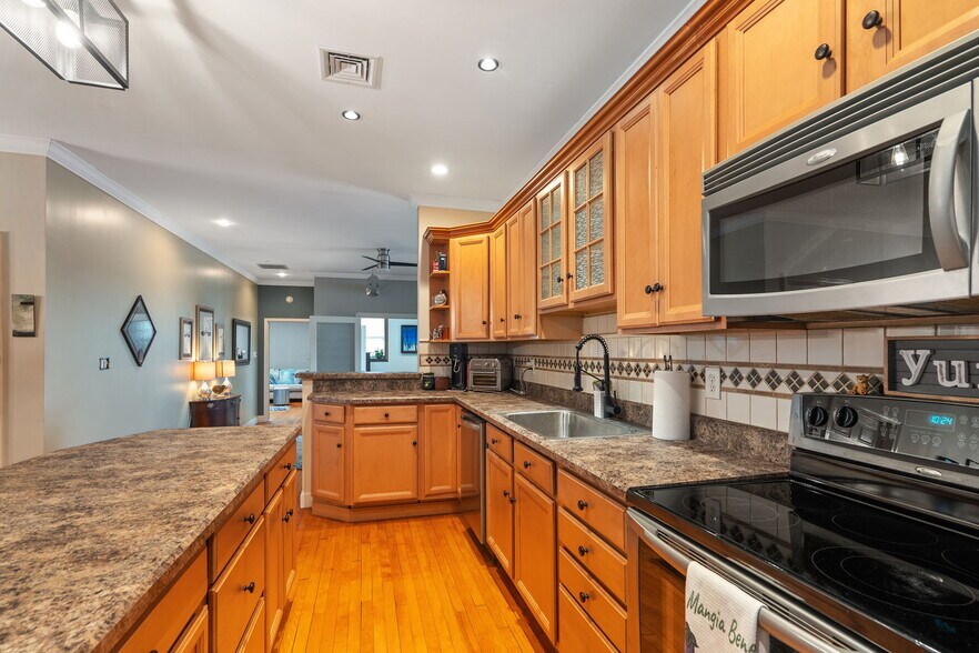 More Photos Of 140 Clinton St, Schenectady Storefront Retail Residential For Lease