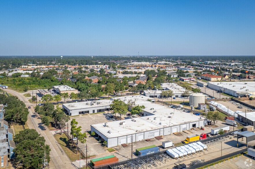 More Photos Of 301 Wells Fargo Dr, Houston Unknown For Lease