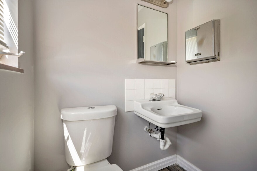 More Photos Of 2198 Losantiville Ave, Cincinnati Storefront Retail Office For Lease