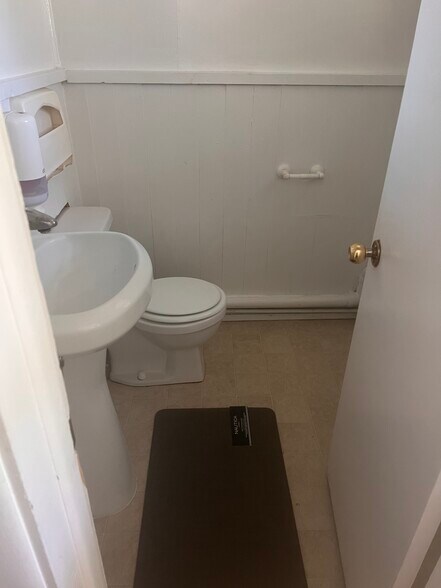More Photos Of 930 S F St, Lakeview Restaurant For Sale
