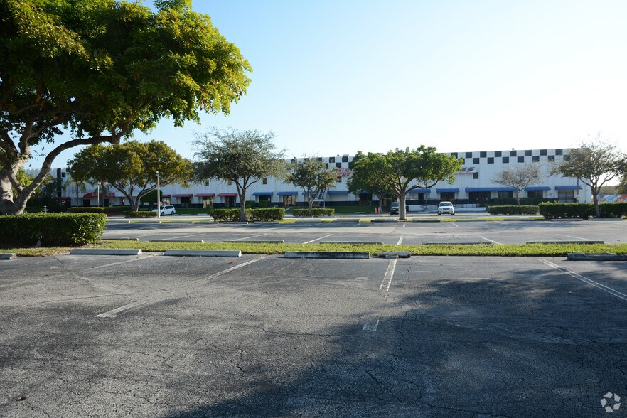 More Photos Of 5300 N Powerline Rd, Fort Lauderdale Warehouse For Lease