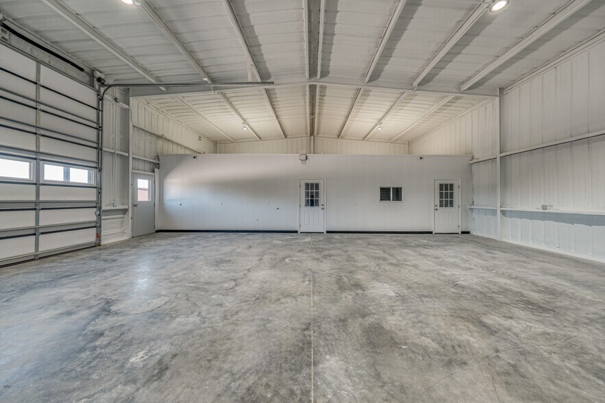 More Photos Of 109 Bennett Hills Dr, Weatherford Warehouse For Sale