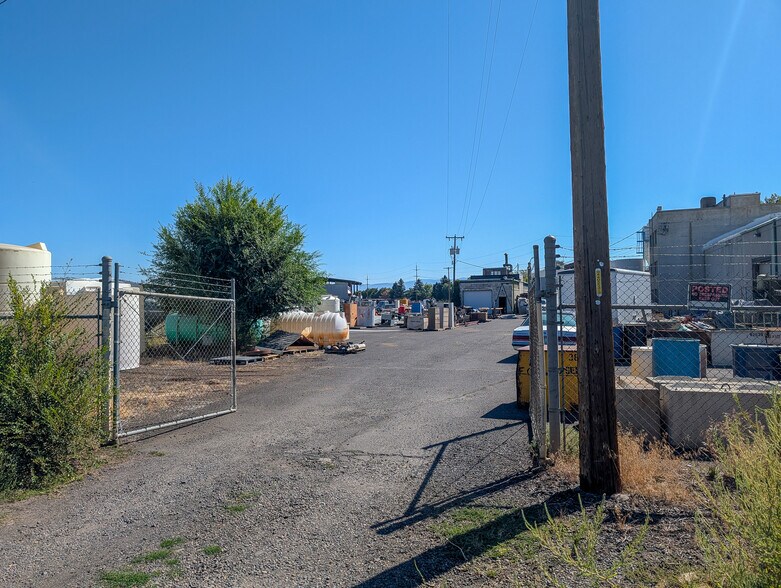 More Photos Of 1621 N Spruce St, La Grande Manufacturing For Sale