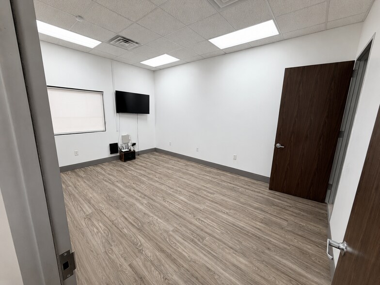 More Photos Of 20212 Hempstead Rd, Houston Warehouse For Lease