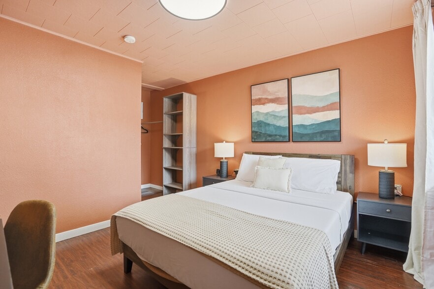 More Photos Of 214 E Cleveland St, Sundance Hotel For Sale