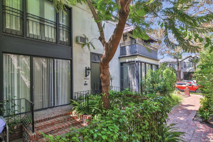 More Photos Of 9936 Robbins Dr, Beverly Hills Apartments For Sale