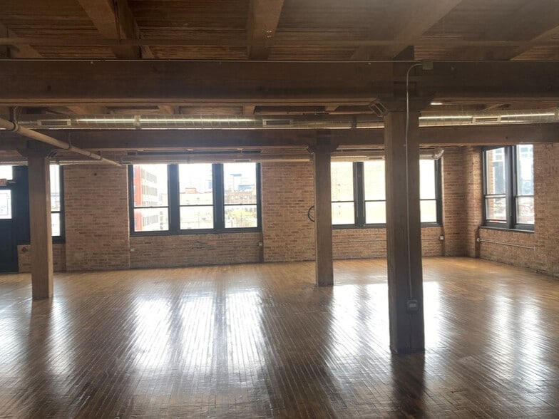 More Photos Of 346 N Justine St, Chicago Light Distribution For Lease