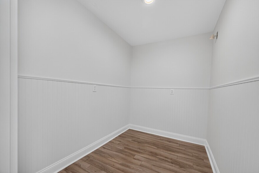More Photos Of 25 Chesterfield Rd, East Lyme Office For Sale