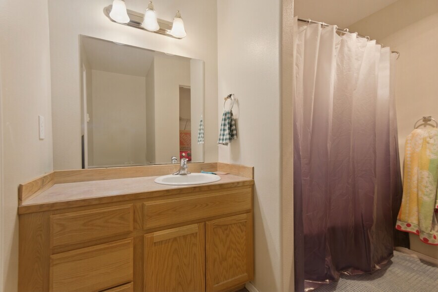 More Photos Of 580 SE Duke St, Madras Apartments For Sale