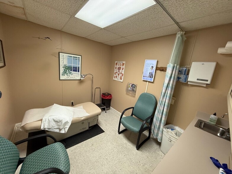 More Photos Of 1405 Pine St, Melbourne Medical For Sale