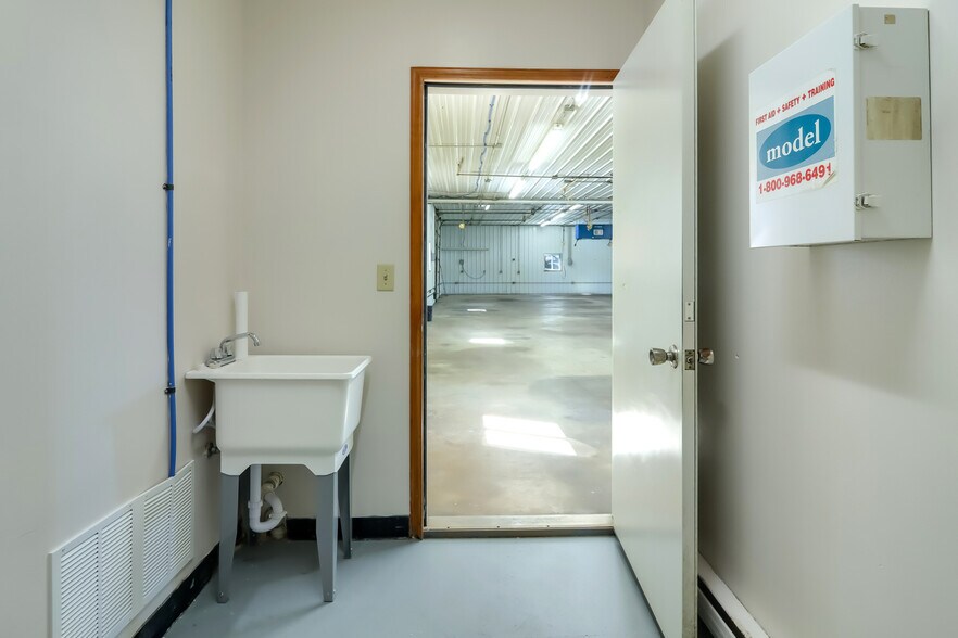 More Photos Of 125 S Industrial Dr, Buckley Distribution For Lease