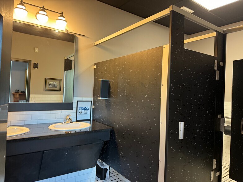 More Photos Of 106 S Ray, Carthage Restaurant For Sale