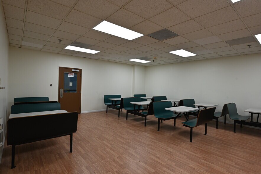 More Photos Of 225 N Daniels Way, Bloomington Refrigeration Cold Storage For Lease