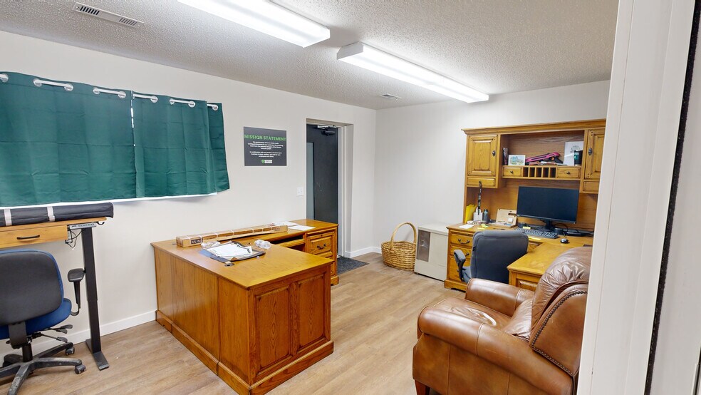 More Photos Of 1724 Acorn Dr, Rogers Warehouse For Lease