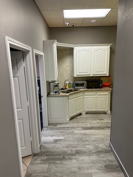 More Photos Of 609 S 4th Ave, Mansfield Showroom For Lease