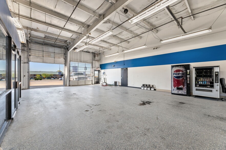 More Photos Of 940 N I-35 E, Lancaster Auto Dealership For Lease