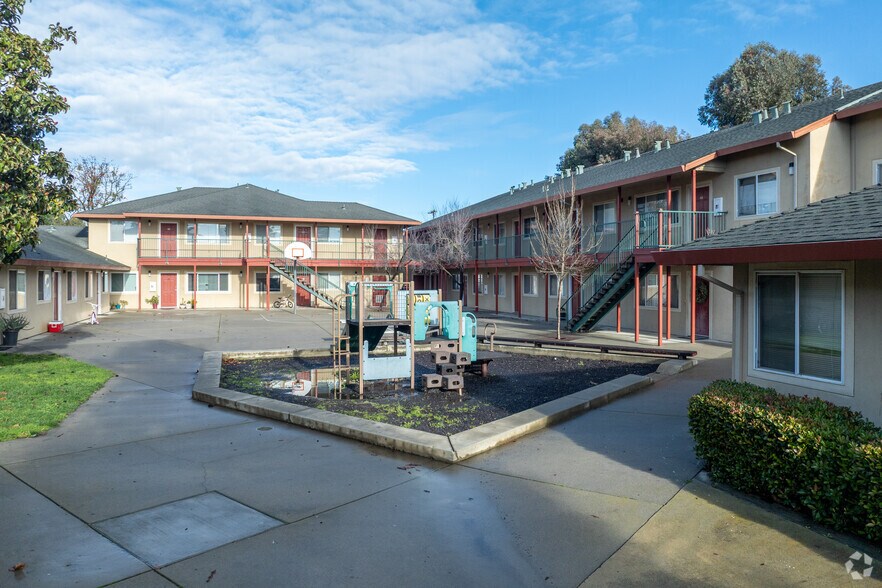 More Photos Of 13535-13545 Monterey Rd, San Martin Schools For Lease