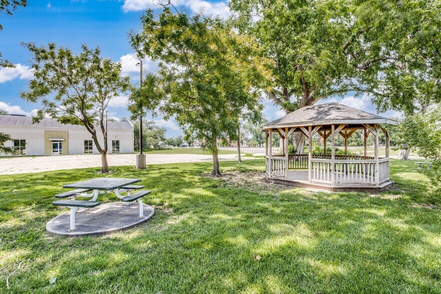 More Photos Of 500 W 1 St Ave, Hutchinson Office For Sale