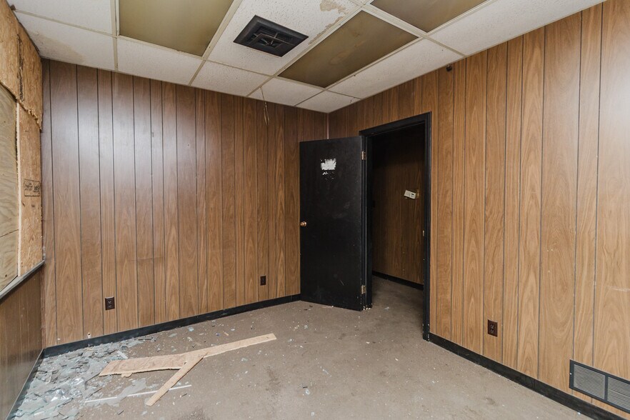 More Photos Of 470 N Seneca St, Wichita Warehouse For Sale