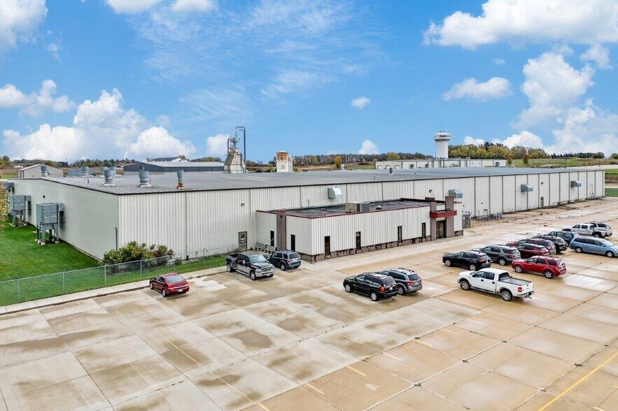 More Photos Of 1100 11th St, Charles City Warehouse For Sale