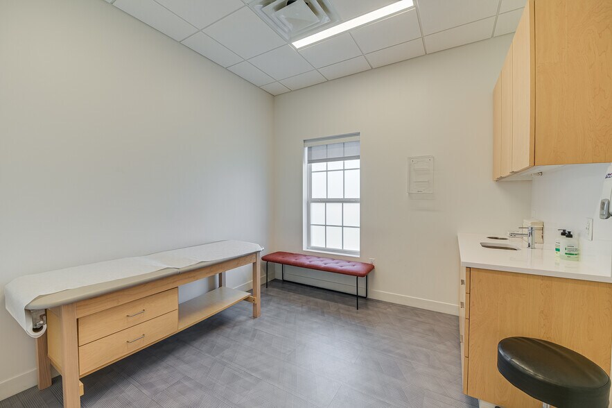More Photos Of 5915 La Crosse Ave, Austin Medical For Lease