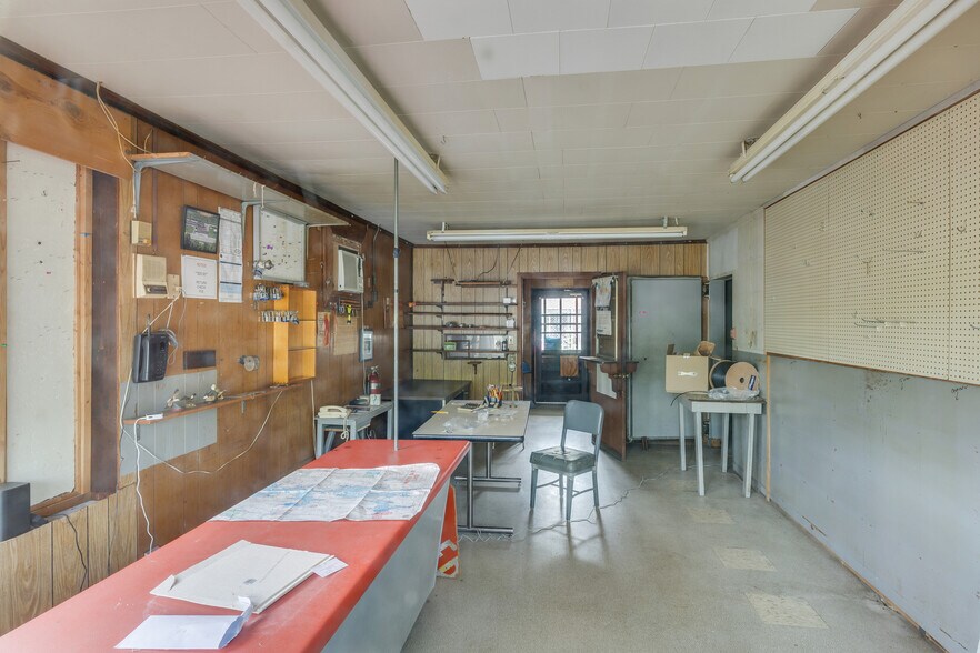 More Photos Of 570 S Gateway Ave, Rockwood Industrial For Sale