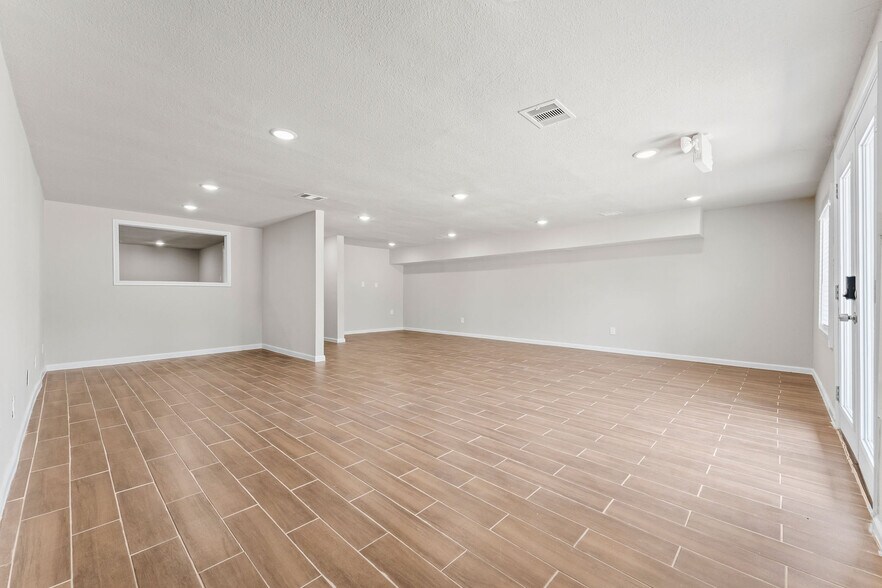 More Photos Of 6640 W Montgomery Rd, Houston Office For Sale