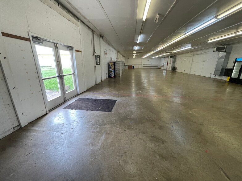 More Photos Of 10624 Dumfries Rd, Manassas Industrial For Lease