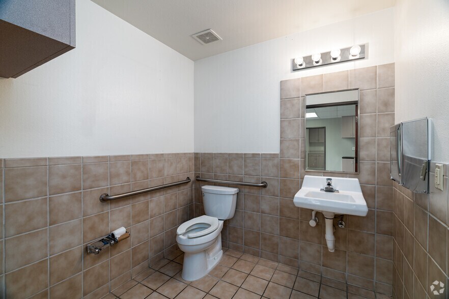 More Photos Of 3550 Q St, Bakersfield Medical For Sale
