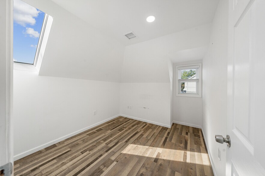 More Photos Of 40 Amboy Rd, Old Bridge Flex For Sale