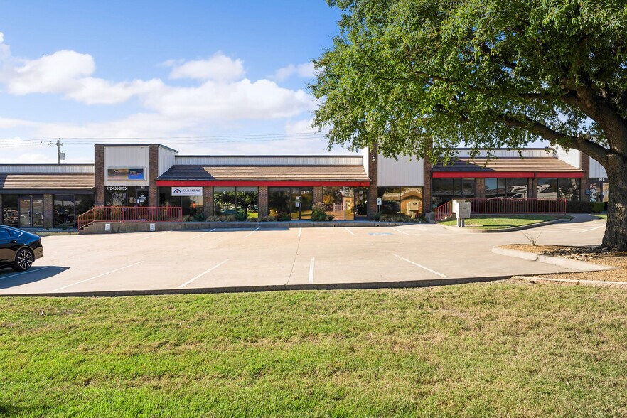 More Photos Of 915-921 N Mill St, Lewisville Office For Sale