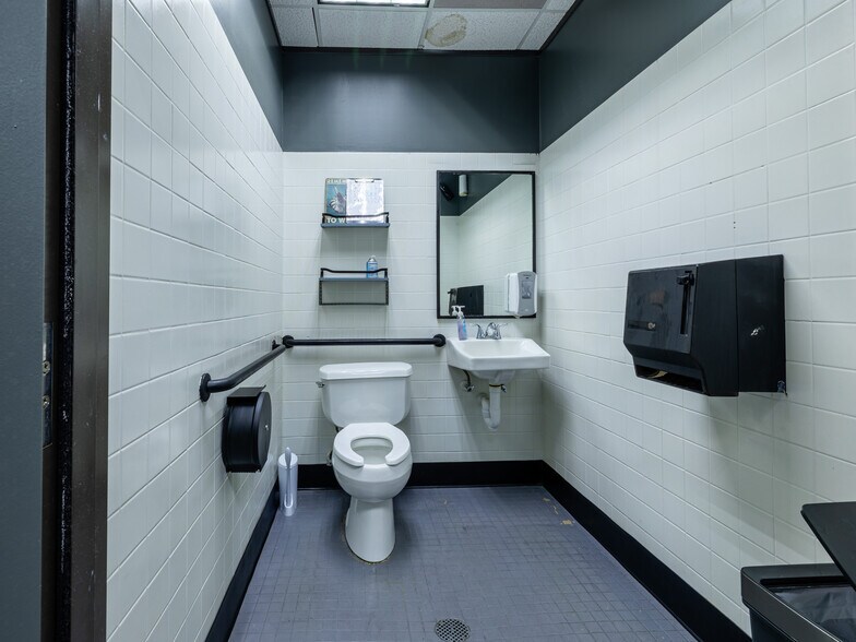 More Photos Of 321 S Persimmon St, Tomball Manufacturing For Lease