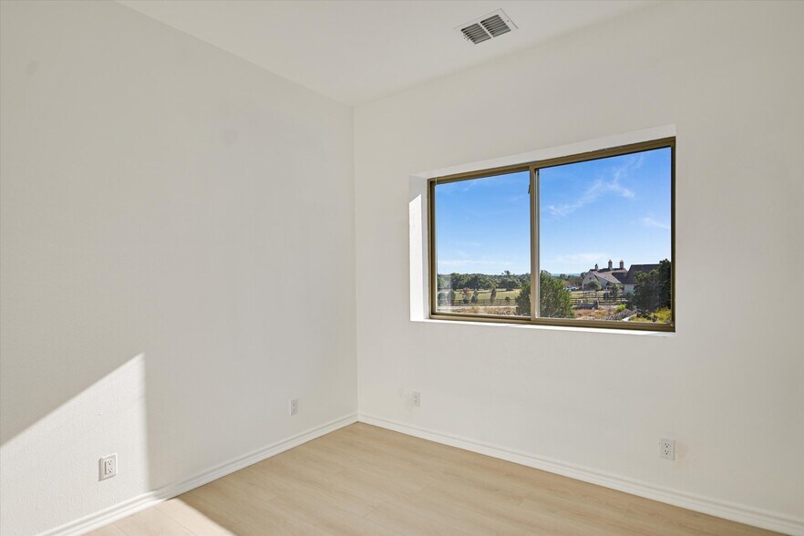 More Photos Of 10020 Darden Hill Rd, Austin Light Distribution For Lease