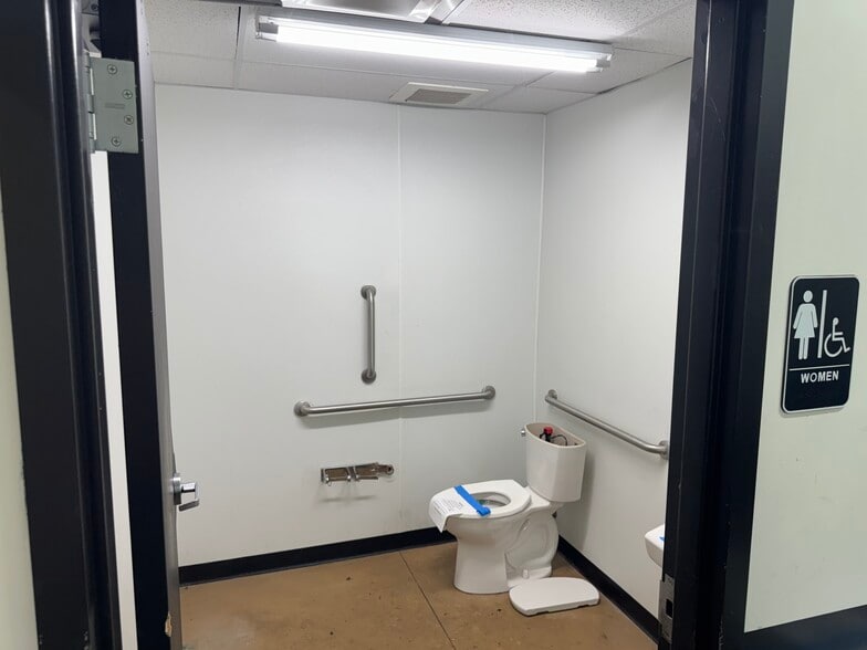 More Photos Of 16015 Lake Shore Blvd, Cleveland General Retail For Lease