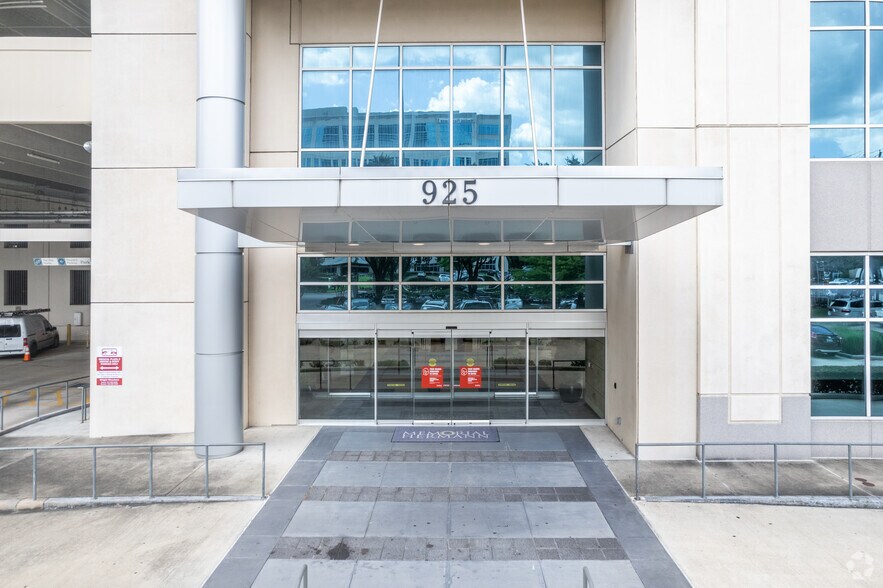 More Photos Of 925 Gessner Rd, Houston Medical For Lease
