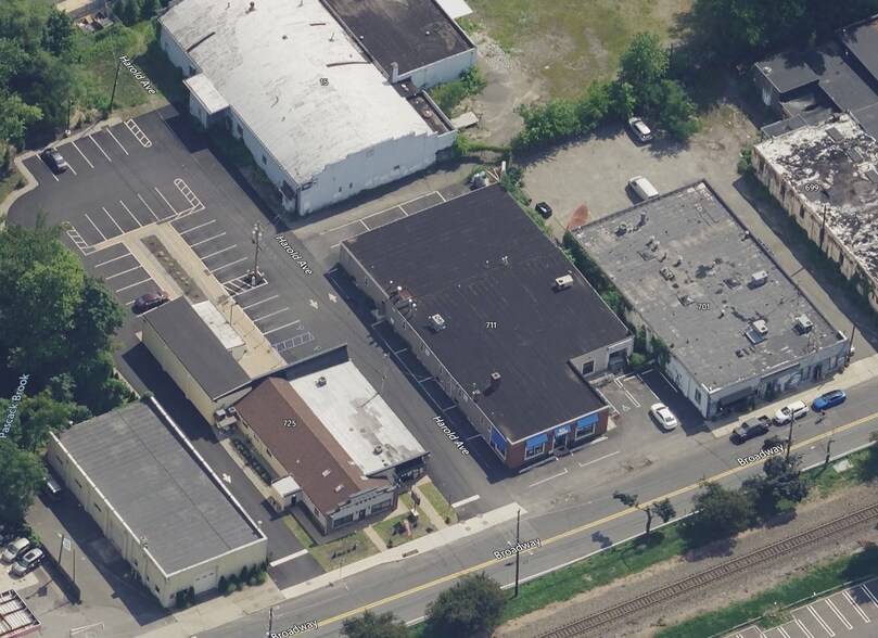More Photos Of 711 Broadway, Westwood Warehouse For Lease