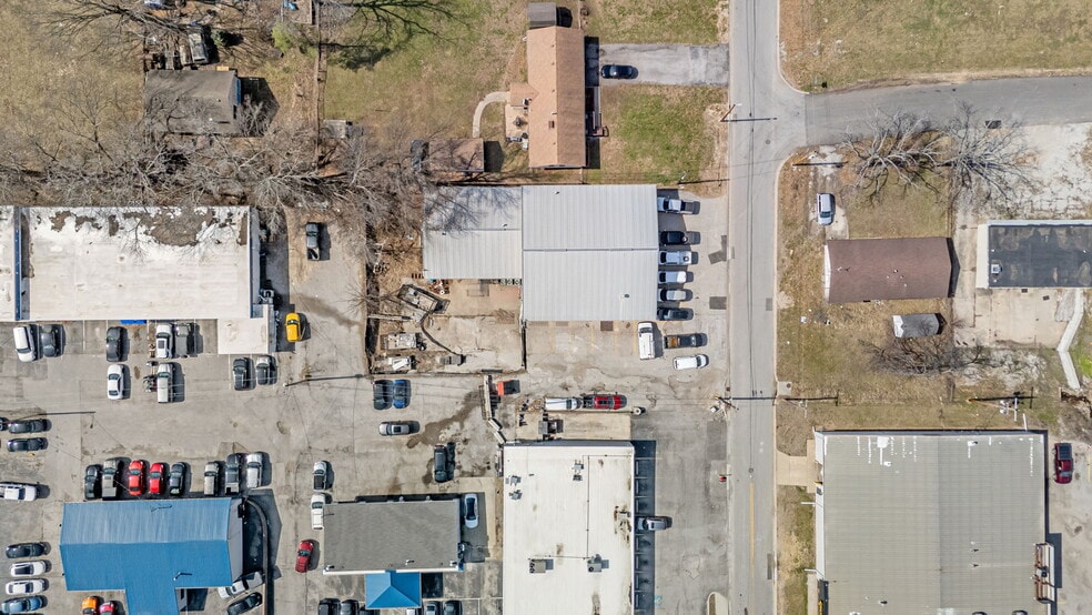 More Photos Of 702 SW South Ave, Blue Springs Warehouse For Lease