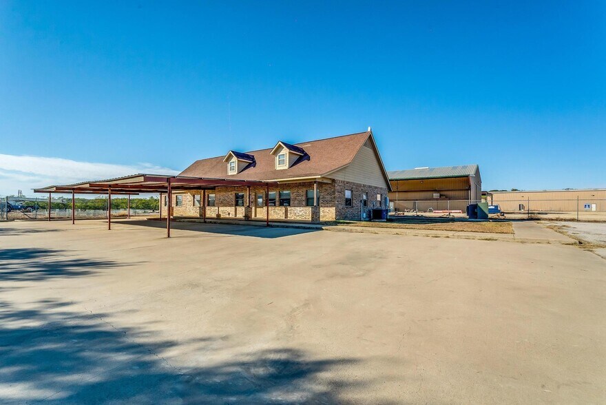 More Photos Of 520 Tradeway Dr, Mineral Wells Warehouse For Sale