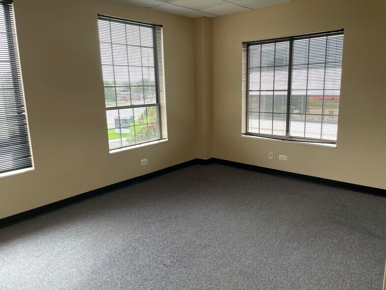 More Photos Of 17W662 Butterfield Rd, Oakbrook Terrace Business Park For Lease