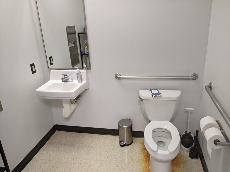 More Photos Of 416 Mccullough Dr, Charlotte Office For Lease