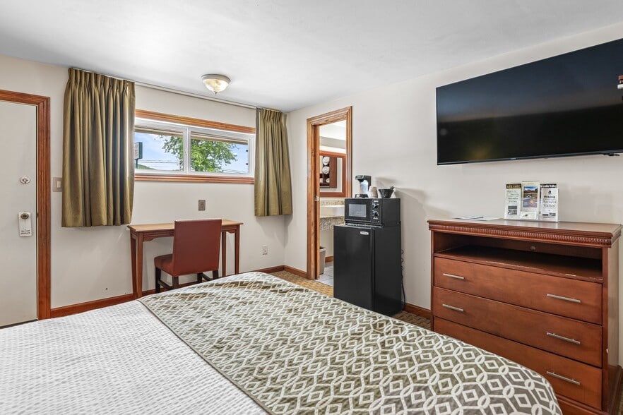 More Photos Of 310 S McCune St, Pilot Knob Hotel For Sale