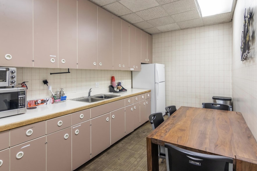 More Photos Of 17408 Chatsworth St, Granada Hills Office For Sale