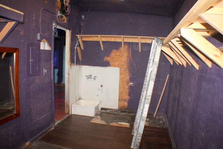 More Photos Of 3907 1/2 Canal St, Houston Bar For Lease