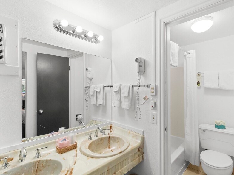 More Photos Of 475 W Main St, Escalante Hotel For Sale