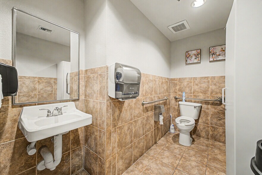 More Photos Of 6262 E Broadway Rd, Mesa Medical For Lease