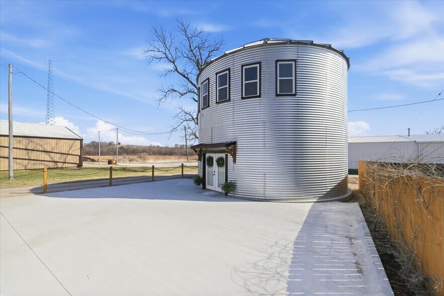 More Photos Of 131 3rd St, Underwood Specialty For Sale