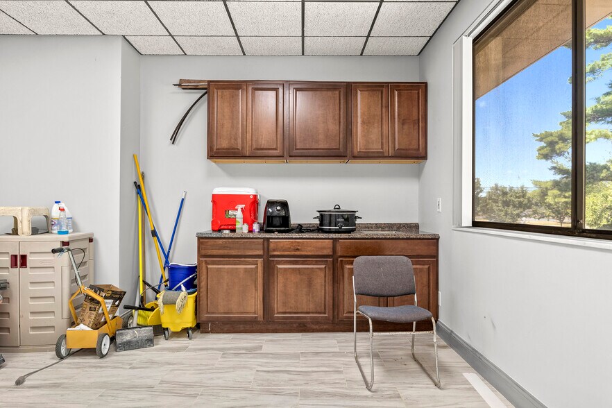 More Photos Of 24724 Lahser Rd, Southfield Office For Sale